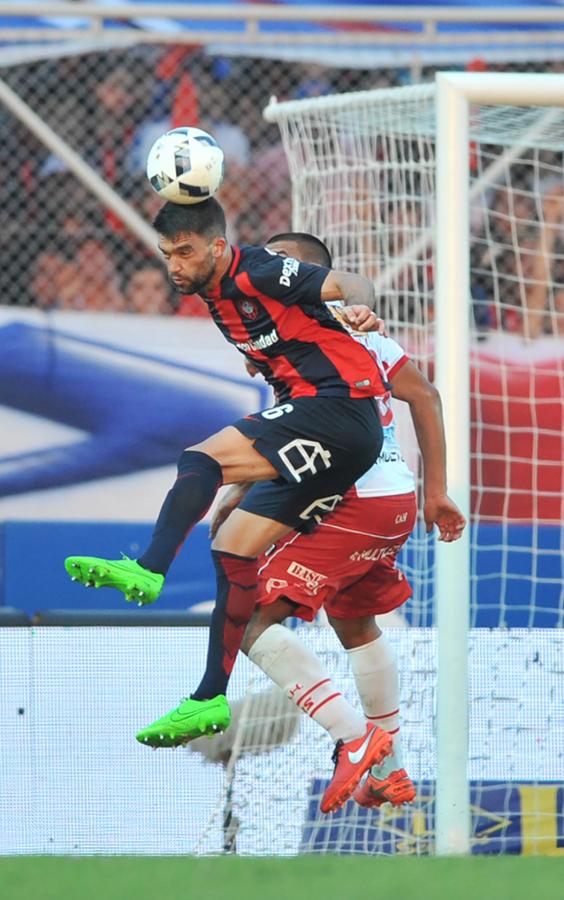 Imagen El zaguero tiene buen manejo de pelota y fortaleza en el juego aéreo. En el CASLA, ya jugó 79 partidos.