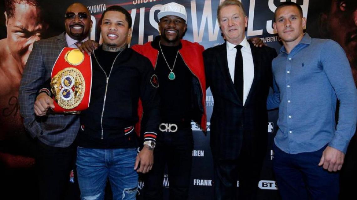 Imagen Mayweather, acompañando a Davis en la presentación de la pelea.