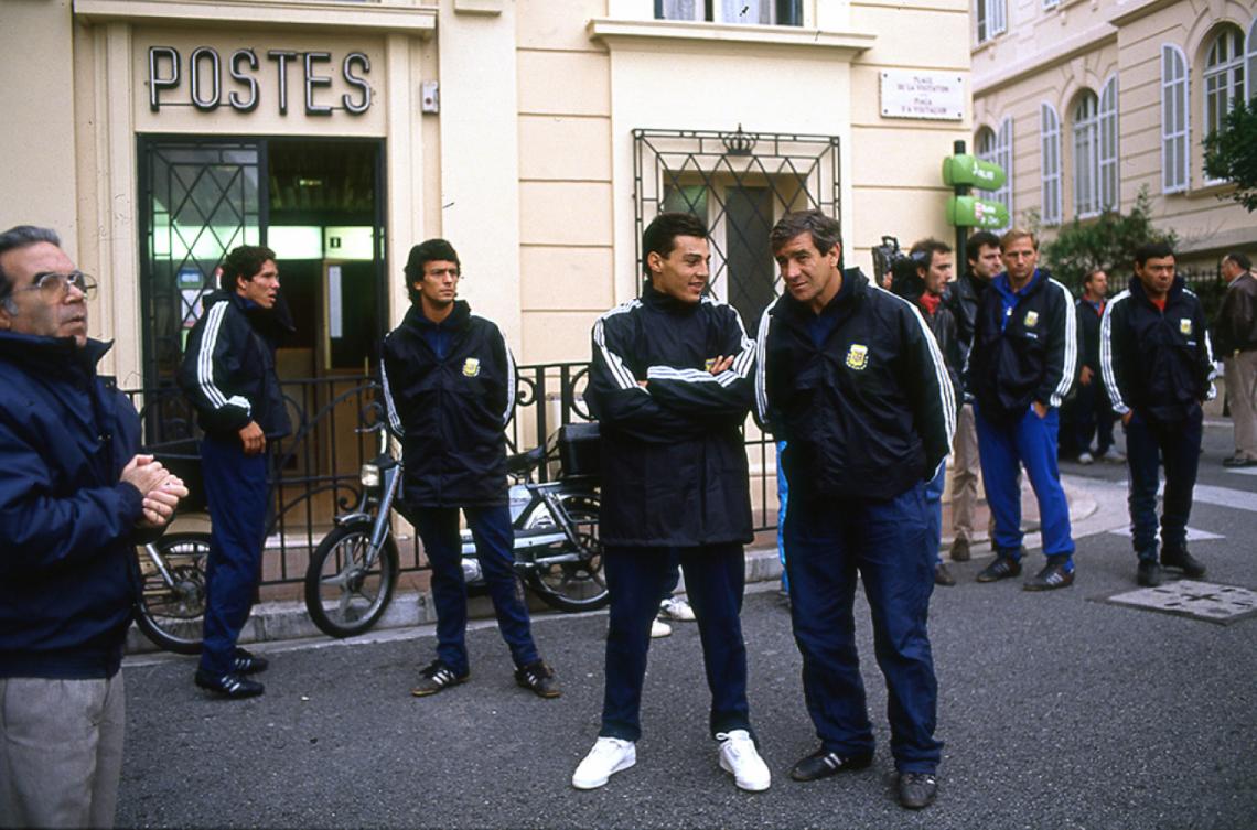 Imagen De gira con la selección Mayor, charlando con Pachamé (ayudante de Bilardo). Detrás, el Cholo Simeone, Pipo Gorosito, Enzo Trossero y Galíndez.