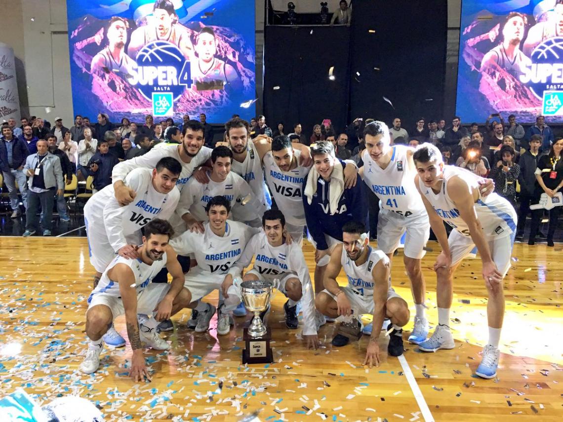 Imagen El equipo argentino, festejando el Súper 4.