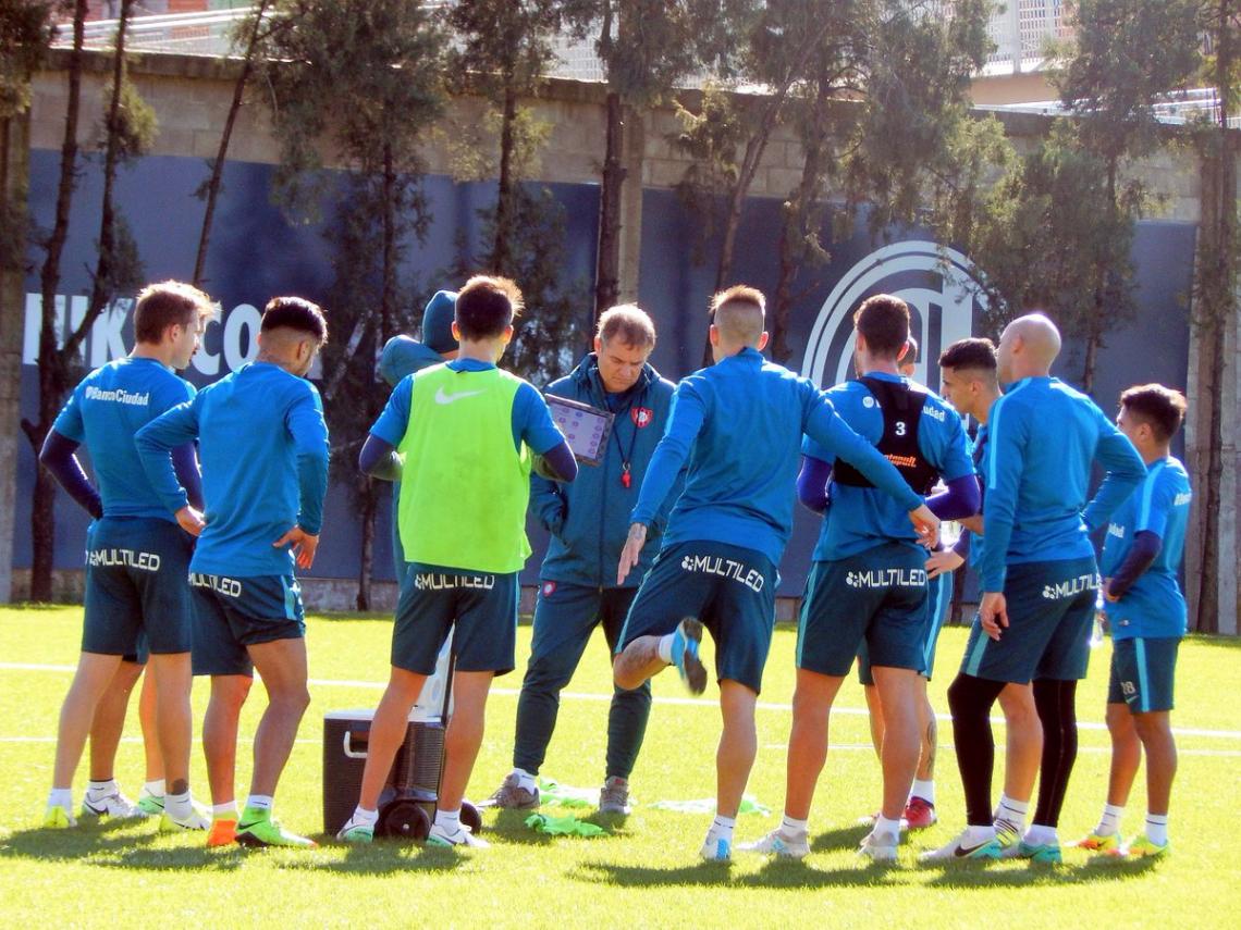 Imagen Aguirre, hablando con el plantel durante una práctica.