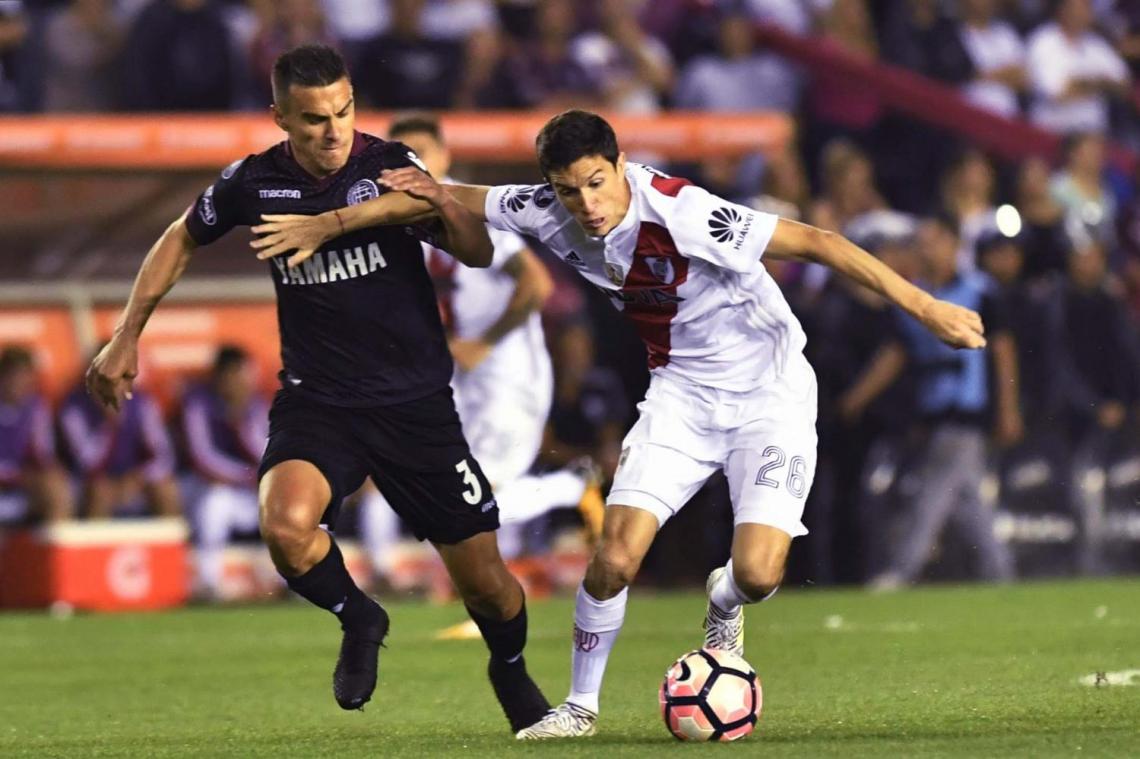 Imagen Maxi, marcando a Nacho Fernández.