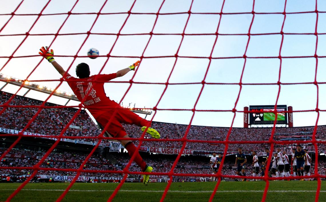 Imagen Lux y la estirada en el golazo de Cardona.