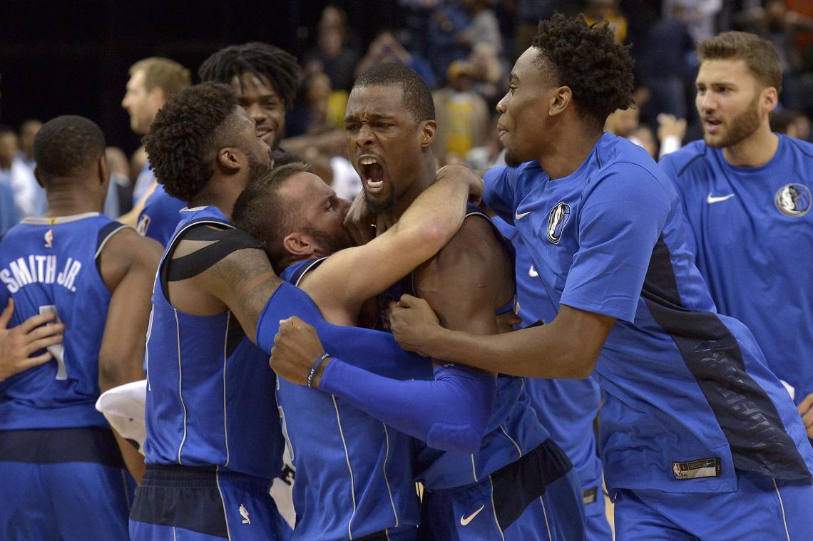 Imagen El alocado festejo de Barnes con sus compañeros.