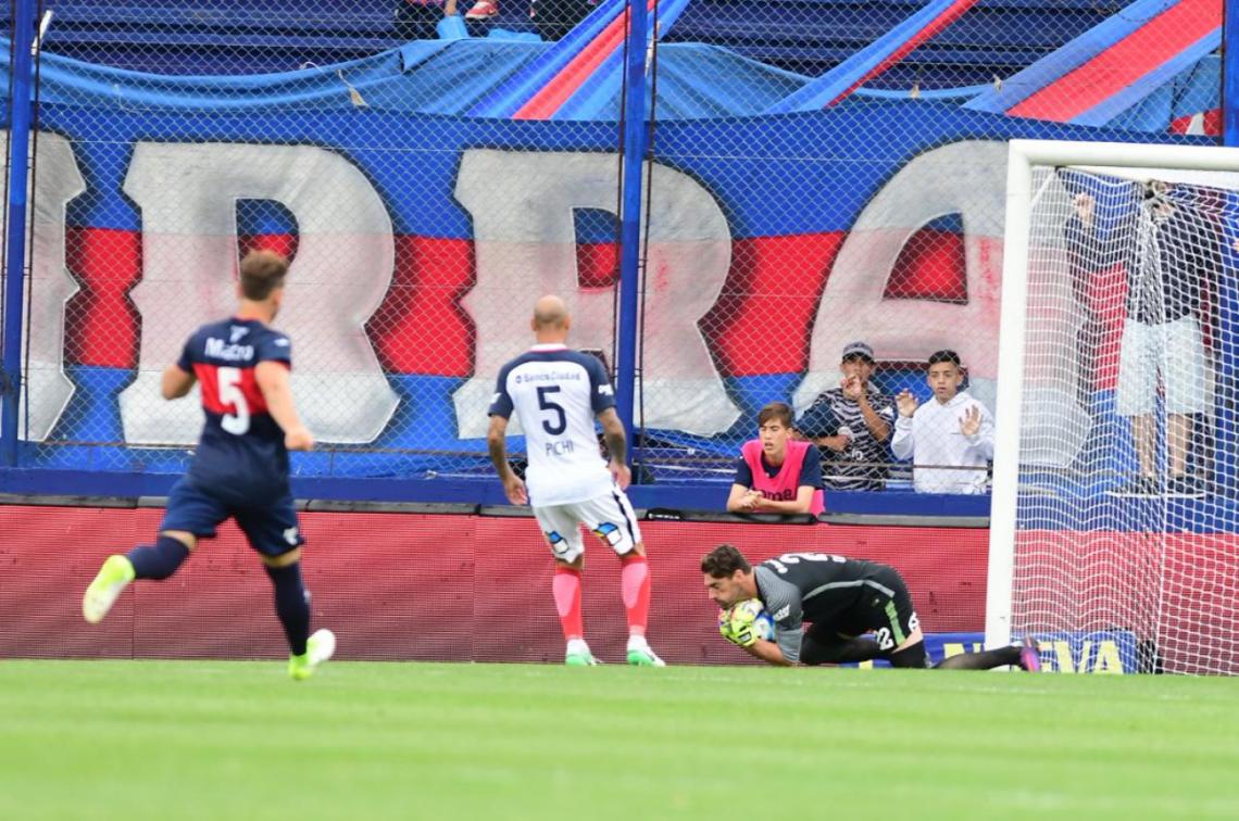 Imagen Navarro, dominando la pelota durante el triunfo ante Tigre.