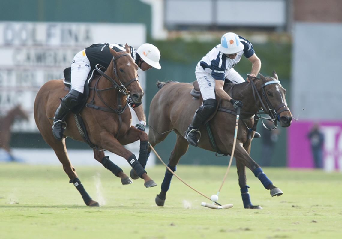 Imagen Intenta llevarse la bocha ante Gonzalito Pieres en la final del Tortugas, que ganó una vez más.