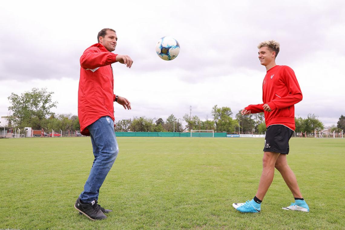 Imagen La sonrisa de padre e hijo en La Agustina, el complejo de Instituto donde ambos comenzaron a soñar con triunfar en el fútbol.