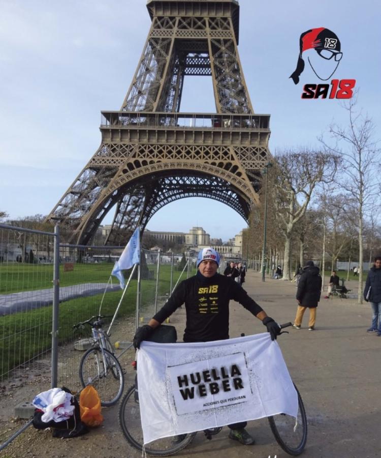 Imagen La foto que resume la aventura: en la parisina Torre Eiffel. Tardó ocho días en llegar.