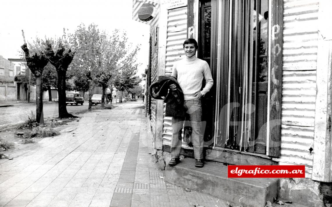 Imagen Dock Sud. El barrio de antes. La pinta y la expresión de Carlitos. La chapa y la madera. El almacén de la primera carambola. Allí empezó la historia.