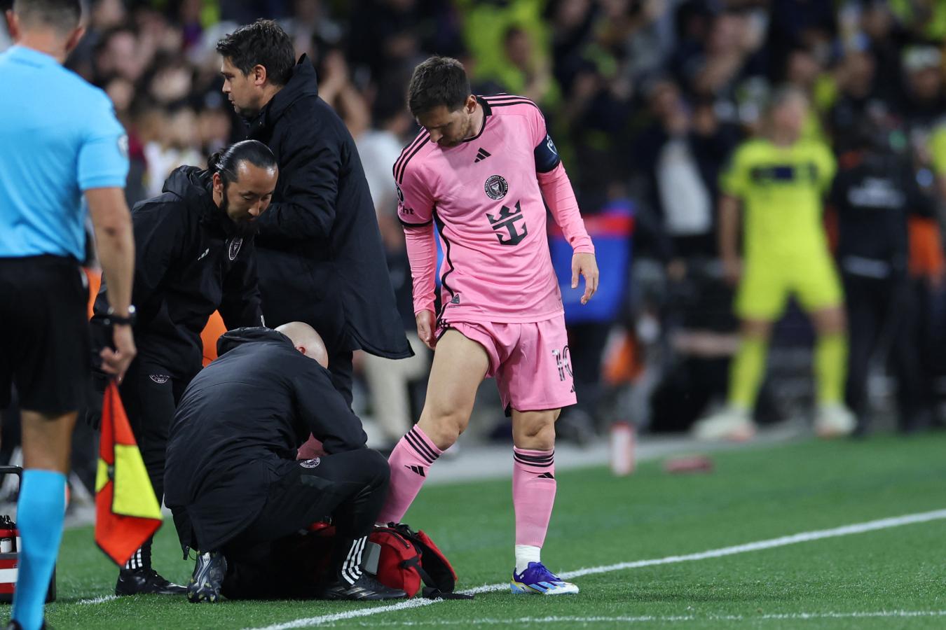 Imagen Messi, en el partido de ida, con la misma molestia muscular.