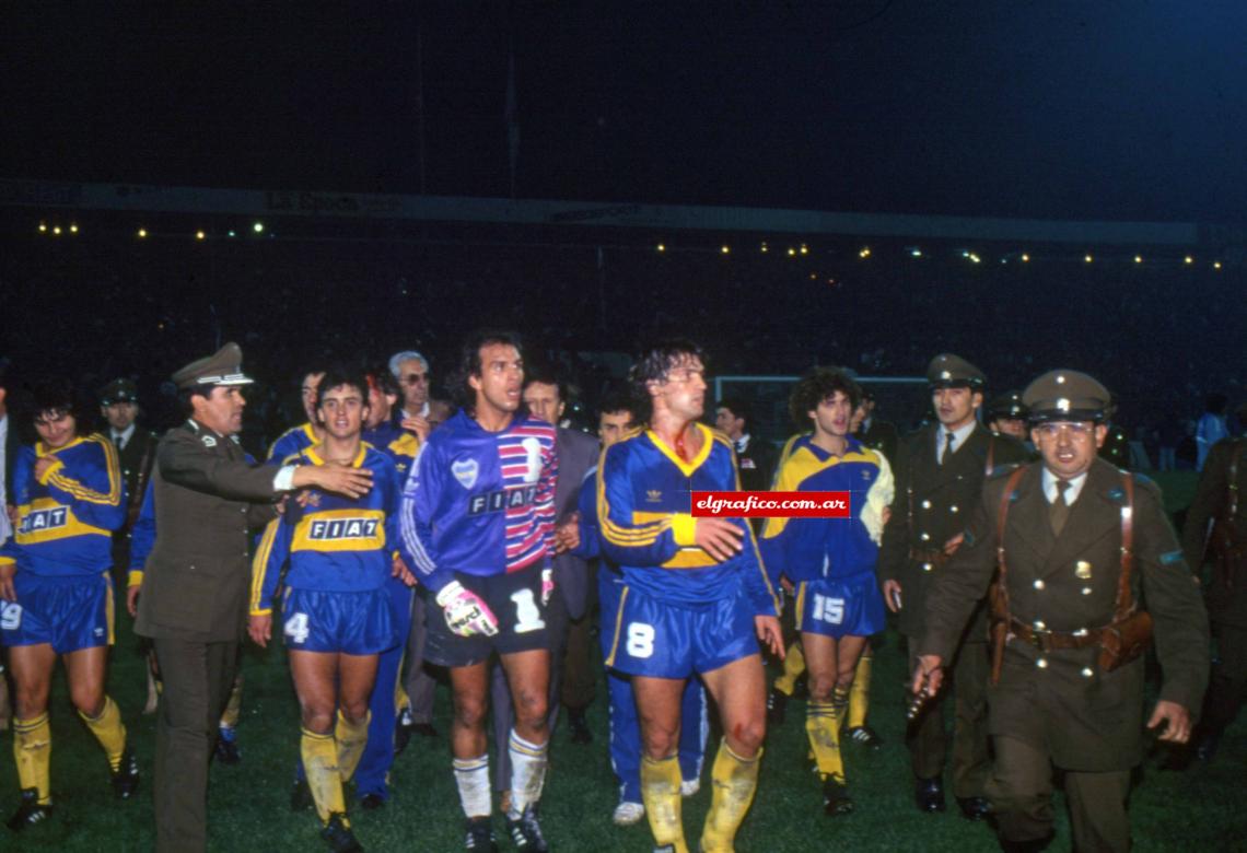 Imagen Lo que se vivió en Santiago de Chile fue un descontrol, así se retiró Boca de la cancha.