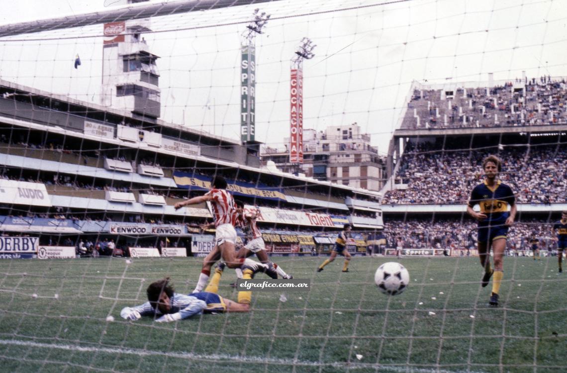 Imagen El primero de la serie. Navarro Montoya está mirando el fondo del arco. La pelota pegó en la red y va saliendo. El hombre de San Martín que pateó el penal, López, ya está festejando. Hrabina tiene que asumir la realidad. Después llegaría una resonante goleada, dura para Boca.