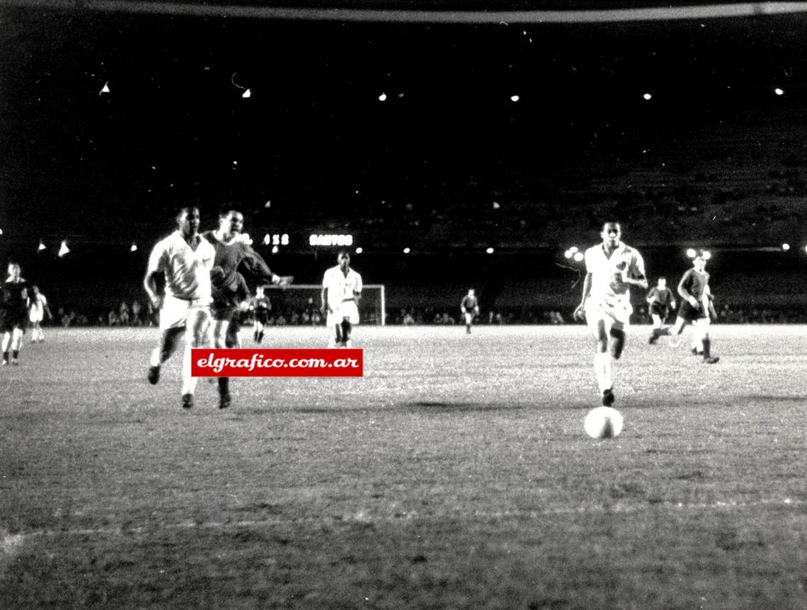 Imagen Santos comenzó ganando por 2 a 0, pero Independiente lo dio vuelta y resultó vencedor por 3 a 2, accediendo así a la Copa de Campeones (actual Copa Libertadores) de 1964.