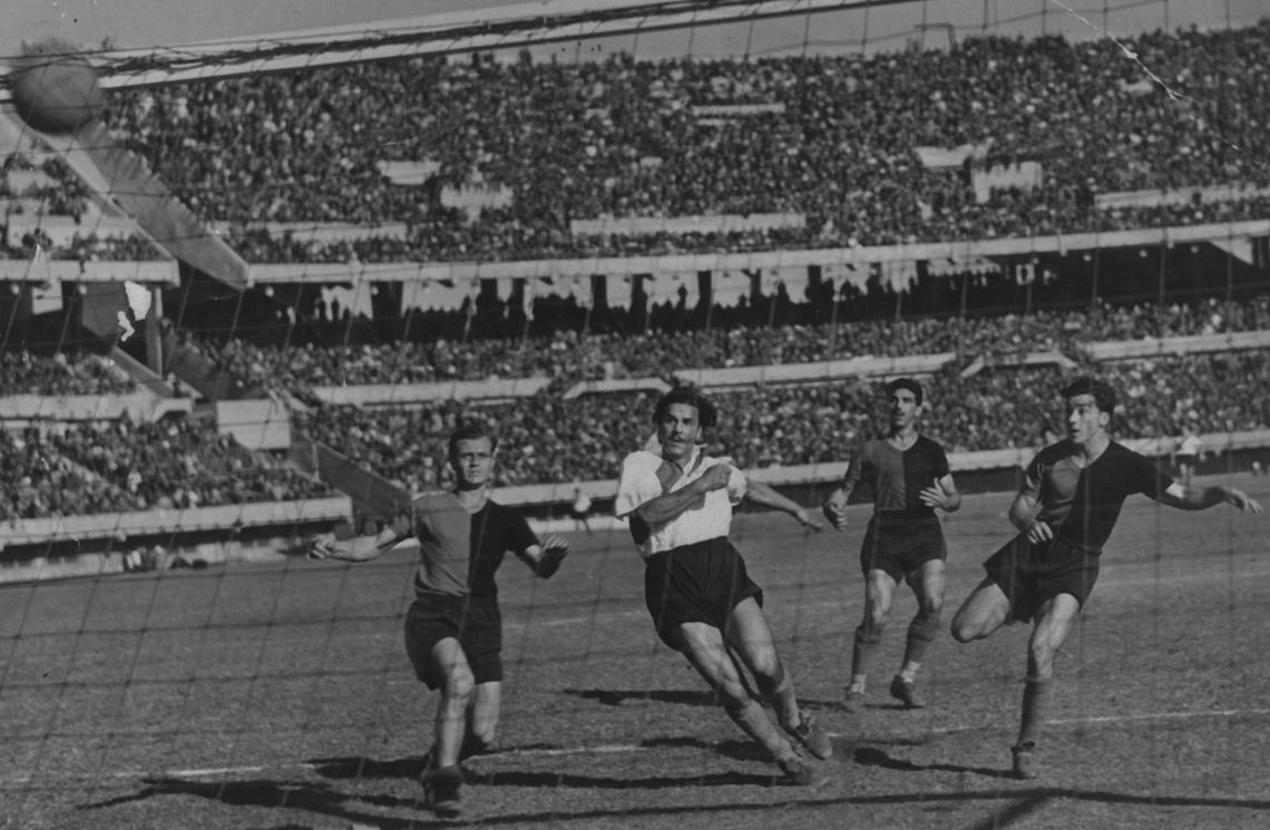 Imagen Golazo del "Charro" Moreno ante la impotencia de los jugadores de Newell´s.