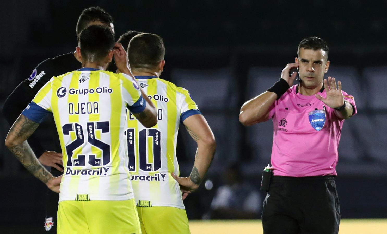 Imagen Christian Ferreyra recibe las indicaciones del VAR. Instantes después anulará el tanto de Central convertido por Marco Ruben. Foto: @Sudamericana