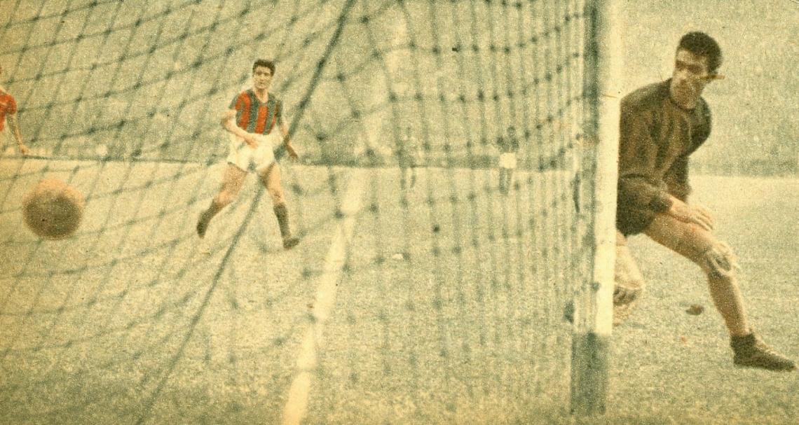 Imagen El tiro libre ejecutado por Mario Fernández a los ocho minutos de la segunda etapa es contenido a medias por Blazina. La pelota cae de sus manos y dentro del arco. Así fue el segundo tanto del equipo rojo de Avellaneda. 