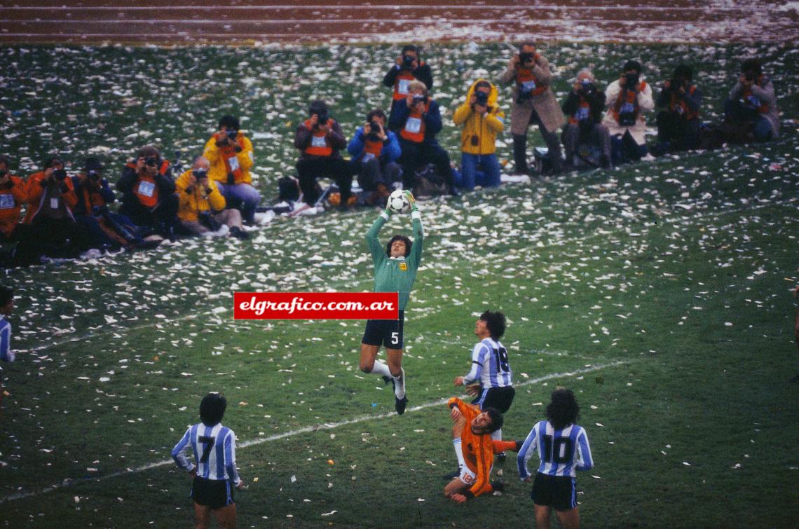 Imagen Ojos felinos, cuerpo de goma, vuelo de ave. El arquero que Argentina mostró al mundo durante el Mundial 78. 