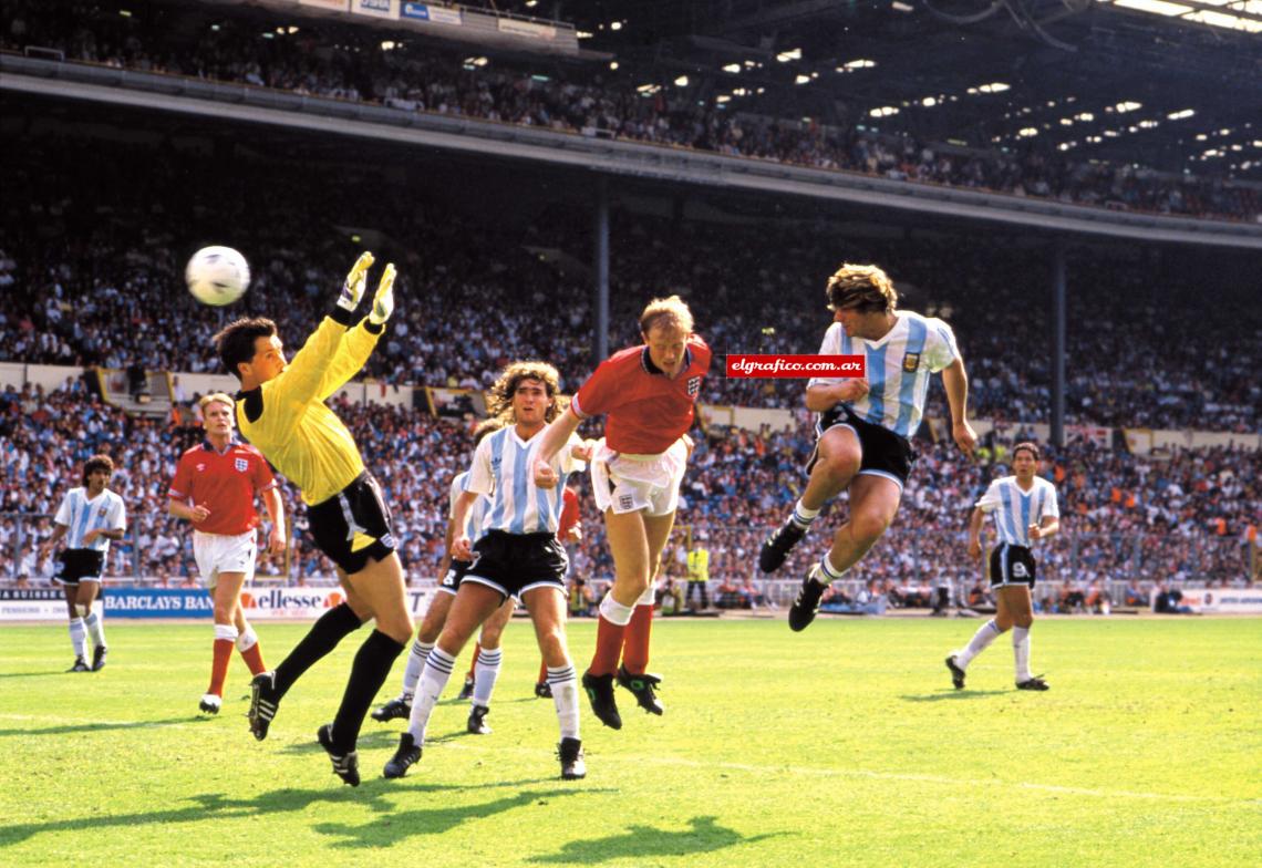 Imagen Histórico. El momento que elige como el más feliz en una cancha: gol de cabeza a Inglaterra, en Wembley, para convertir el 1-2 del equipo dirigido por el Coco Basile, tras un centro de Mohamed. Luego, Darío Franco, metería el 2-2. Atrás, mira el Cholo Simeone. Fue en 1991.