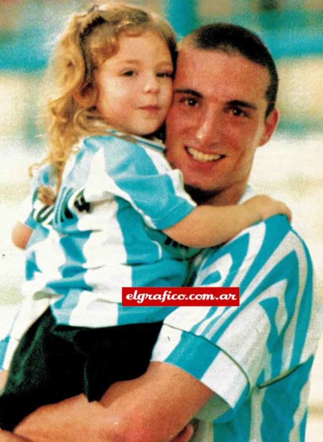 Imagen El pibe Scaloni abraza a Corina, su hermana de 2 años. Los dos con la camiseta bien puesta.Scaloni con la hermana