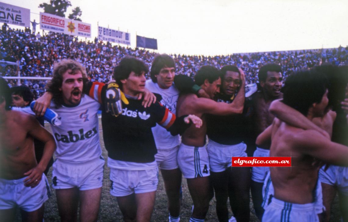 Imagen Emción y orgullo en el rostro de los héroes del fútbol correntino. El sueño de llegar a Primera se hizo realidad.