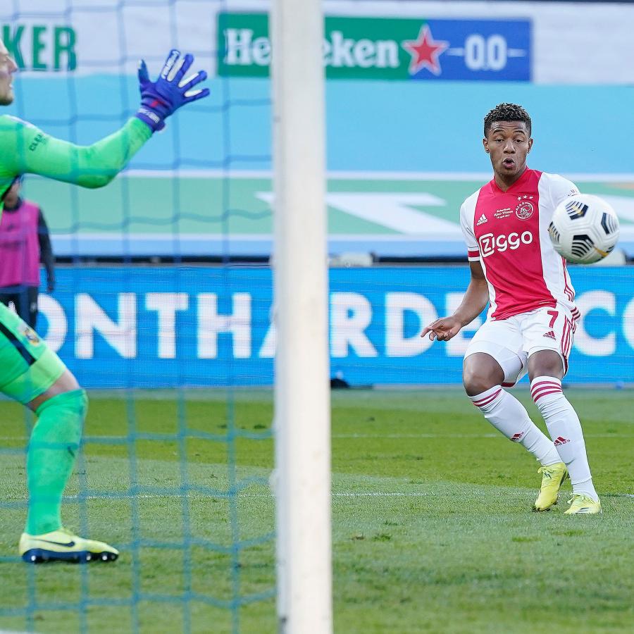 Imagen El gol del título convertido por el brasileño David Neres, en tiempo de descuento.