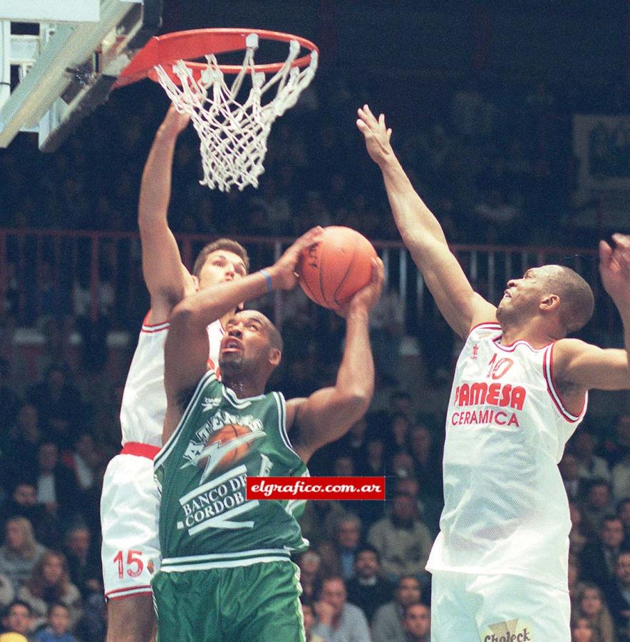 Imagen Stacey King: de triple campeón de la NBA con Chicago Bulls a Atenas de Córdoba. Sólo jugó seis partidos.