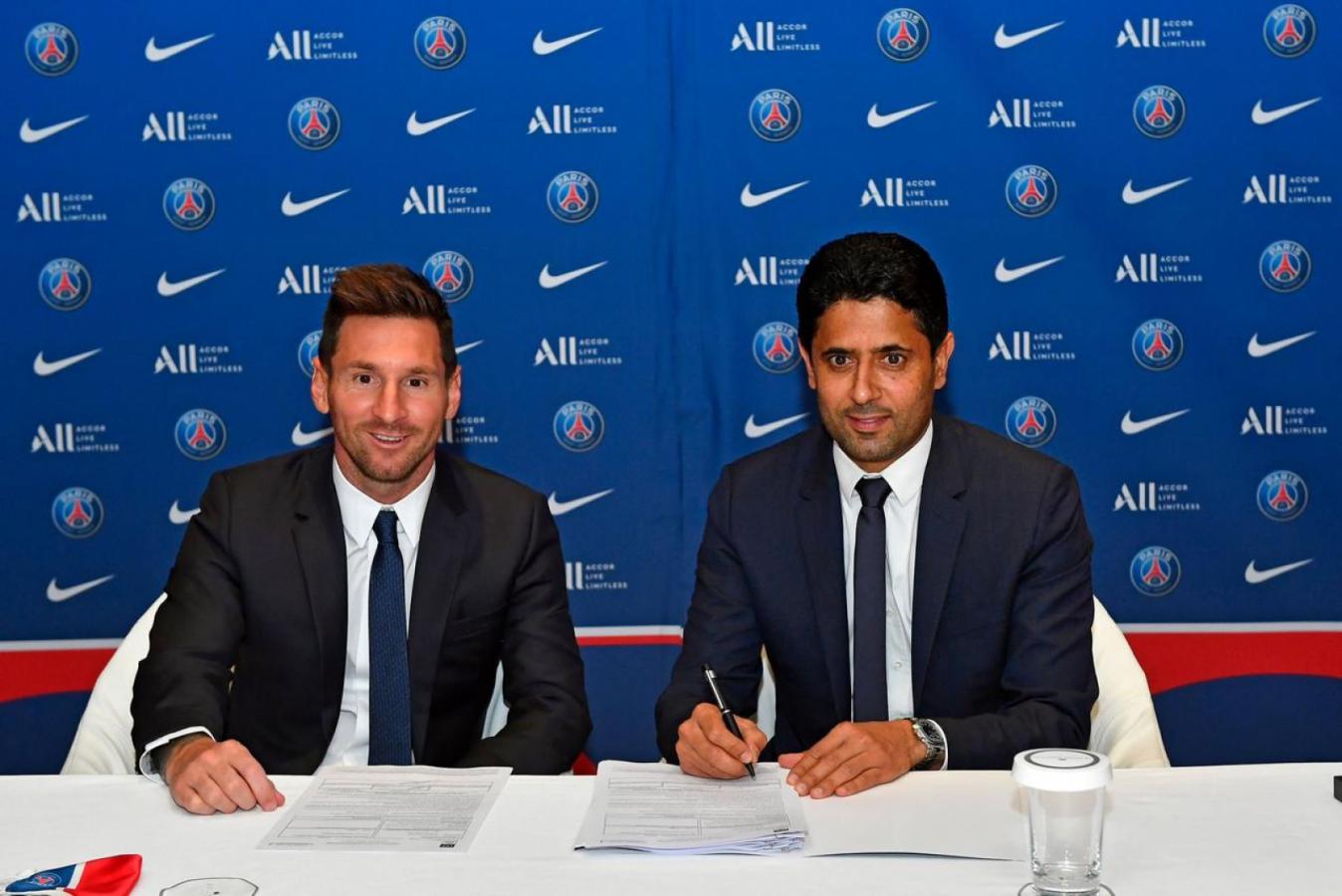 Imagen Lionel Messi y Nasser Al Khelaifi, en la firma del contrato por dos años con PSG.