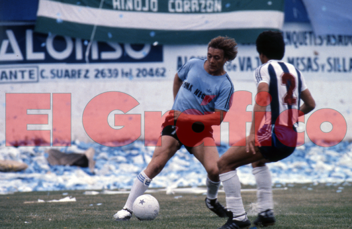 Imagen Felix Orte, pelo al viento, enganchando ante un rival. Siempre dejaba todo en la cancha.