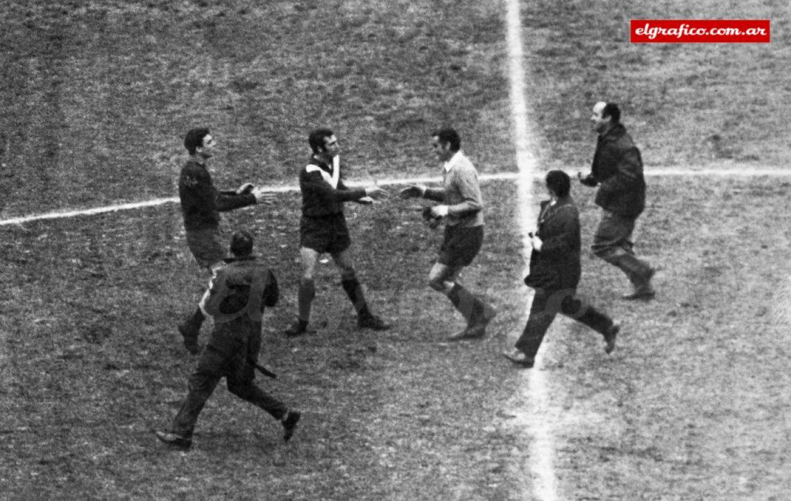 Imagen Carlos Bianchi y Amadeo Carrizo se saludan el día que el joven de Velez le puso tope al récord del veterano de River : “Cuando Amadeo, mi ídolo de pibe, superó el record, todo el estadio sacó pañuelos blancos y se puso a gritar ¡Amadeo. Amadeo!..fue la ovación más grande que escuche en mi vida. Carrizo saludaba con su gorra y lloraba; yo lo miré y también me puse a llorar. Un rato después le hacía el gol”