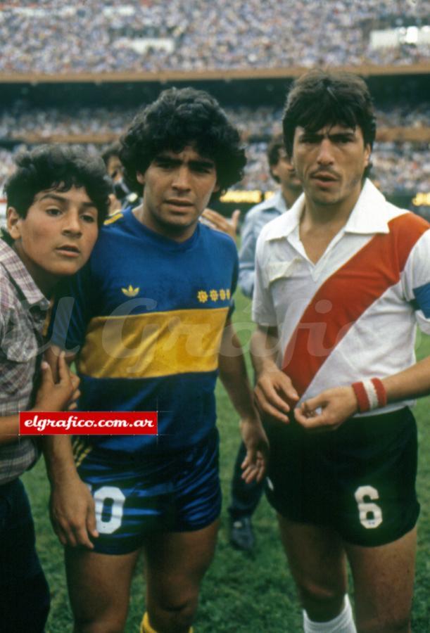 Imagen 1.11.81. River 2 - Boca 2. Doblete de Diego y expulsión para el Kaiser.