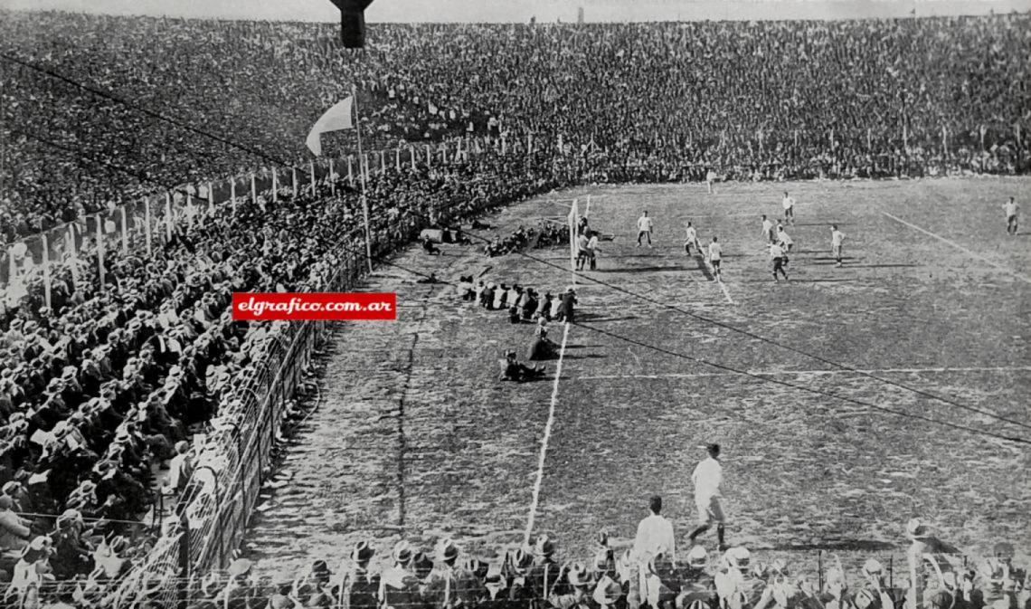 Imagen Imponente espectáculo que ofrecía la cancha de San lorenzo durante el match entre argentinos y urucuayos. Esta fotografía fue tomada en el preciso momento en que Mario Evaristo dirige un ajustado corner contra los visitantes.