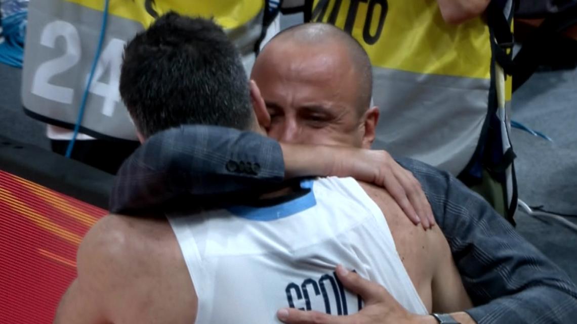 Imagen 13 de setiembre de 2019. Luis Scola acaba de marcar 28 puntos, 13 rebotes y 2 asistencias frente a Francia en la semifinal del mundial, al terminar el partido se encuentra con Manu Ginóbili y se funden en un abrazo histórico. "Esto es volátil, vertiginoso, y mi hora está a punto de terminarse. Pronto vendrán otros deportistas y mi nombre quedará en el olvido, como el de muchos otros. Eso es lo que tiene que suceder”. 