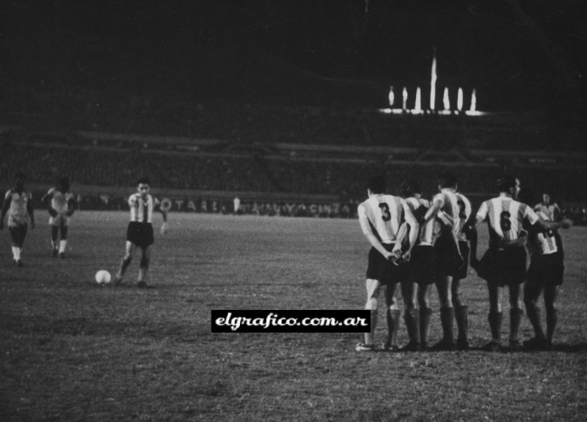 Imagen Tiro libre contra Argentina. Pizzutti ordena la barrera. Mouriño grita a sus espaldas (¿acaso a Negri?). 