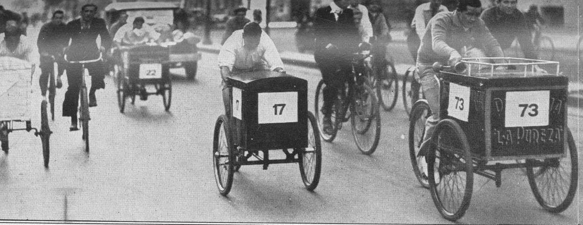 Imagen Por frente al Correo Central ya Alberto Enríquez se halla punteando, pero seguido a muy escasa distancia por Jaime Roig, Manuel Yebra y Pedro Petruolo, en quienes encontró sus más serios rivales. Petruolo, que en esos momentos viene cuarto, atropellará para ubicarse segundo y exigir aún más al vencedor. 