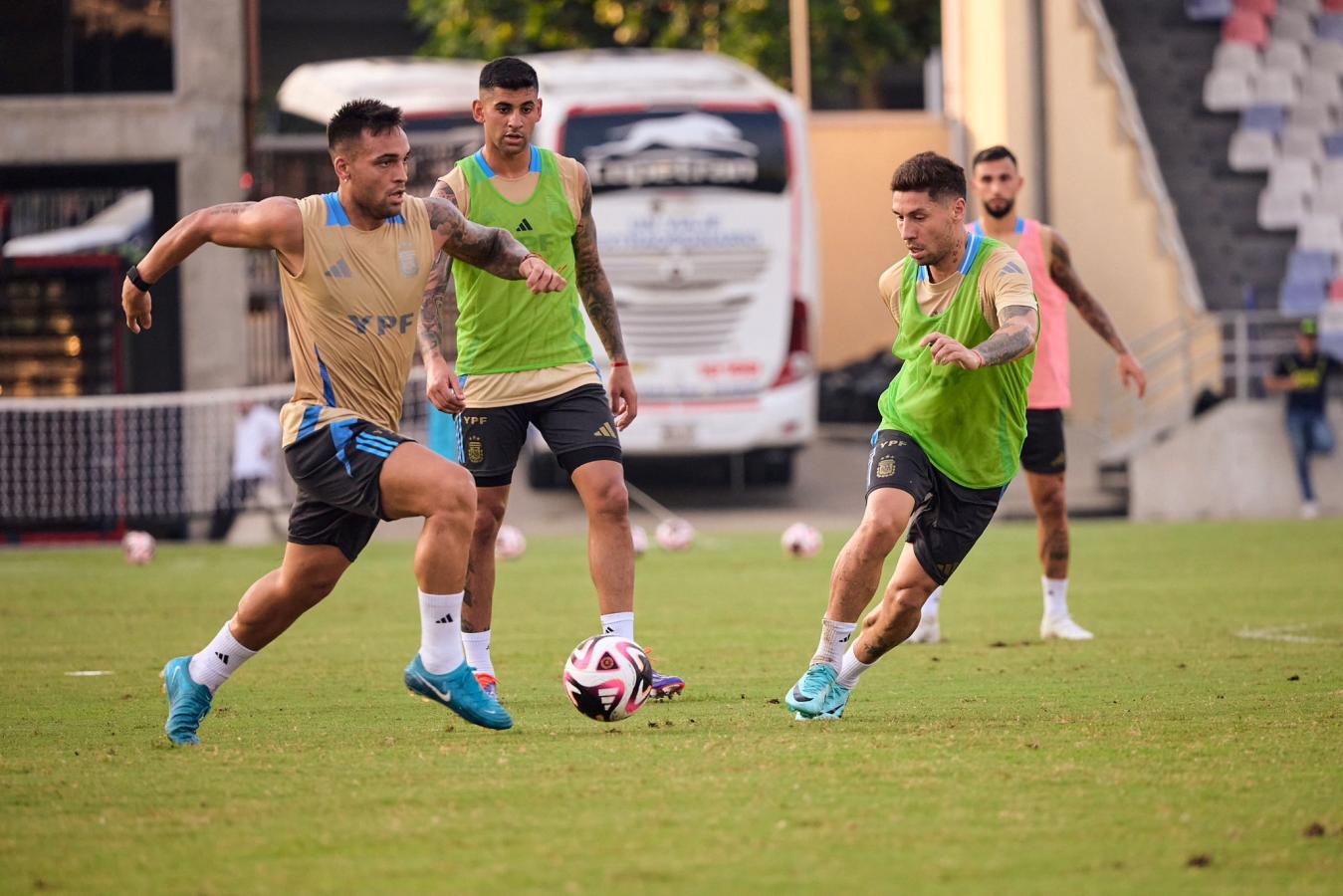 Imagen Una escena del entrenamiento de este lunes de Argentina en Barranquillla.