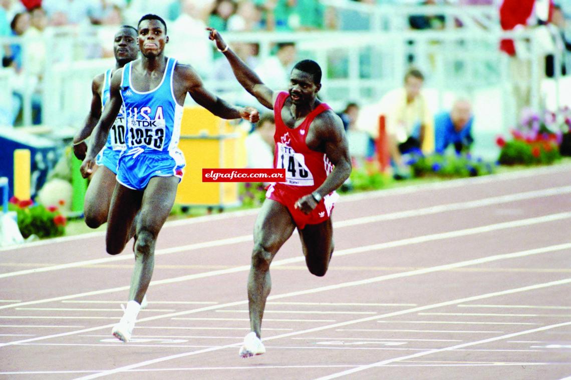 Imagen Ben Johnson cruzó la línea delante de Carl Lewis en Seúl 88, pero la medalla dorada le duró pocas horas. El control antidoping lo denunció.