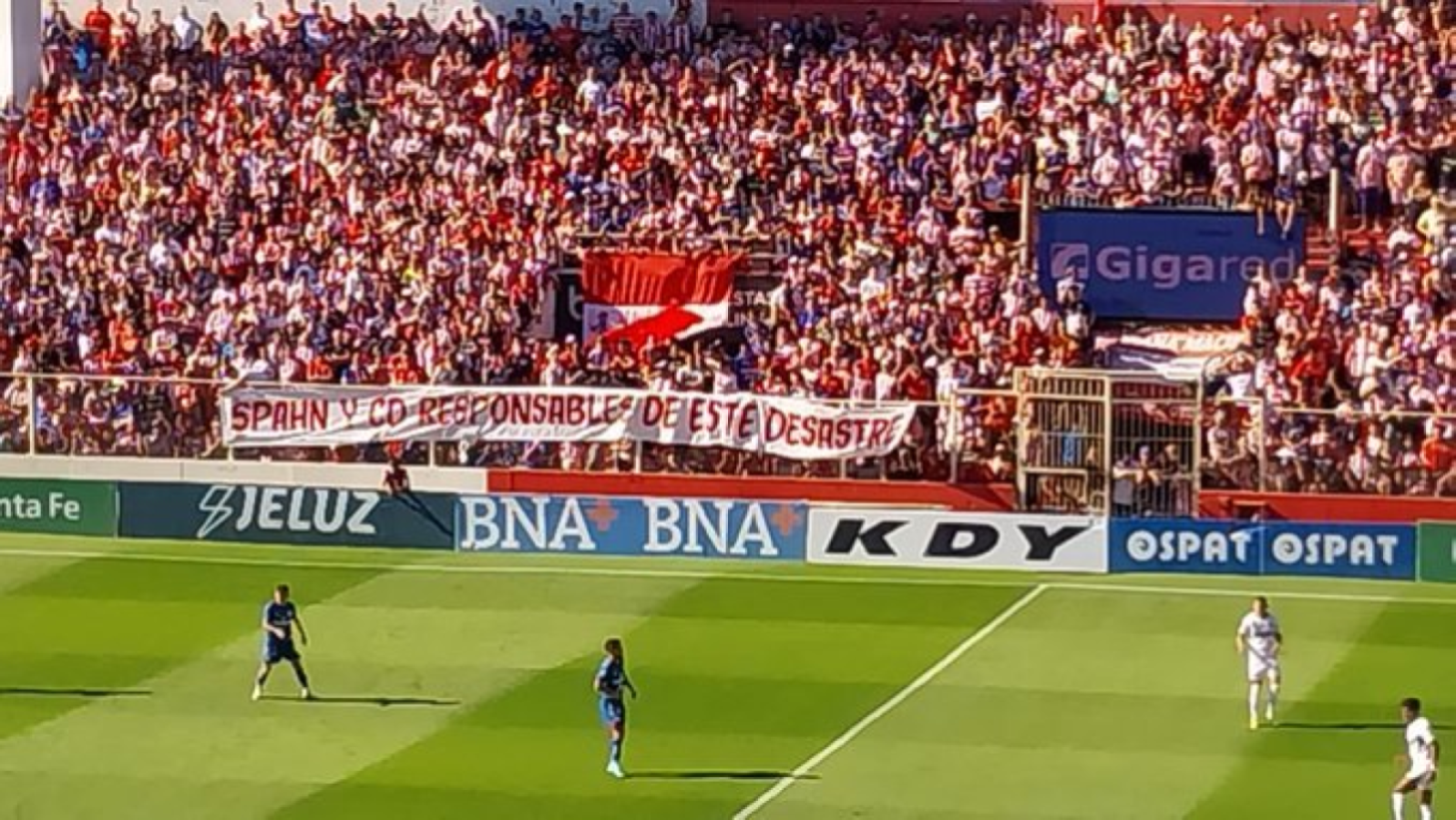 Imagen La bandera en contra del presidente de Unión en el choque con Lanús.