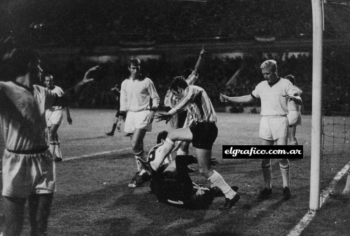 Imagen La furia de los jugadores de Estudiantes contra sus colegas.