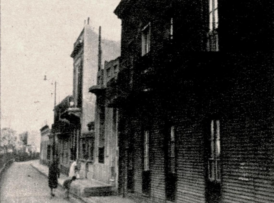 Imagen LA VUELTA DE ROCHA CONSERVA MÁS CASAS DE MADERA Y CINC QUE LA BOCA, PERO DESDE HACE AÑOS ALGUNAS DE MATERIAL SE HAN METIDO ENTRE -LAS DE ANTES- Y PARECEN INTRUSAS EN LA BARRIADA.