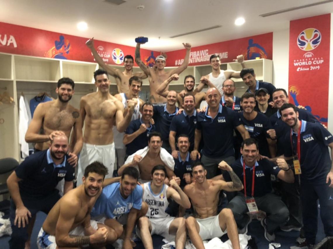 Imagen "Descontrol total", la foto y el mensaje de la selección en el vestuario después de ganarle a Serbia.