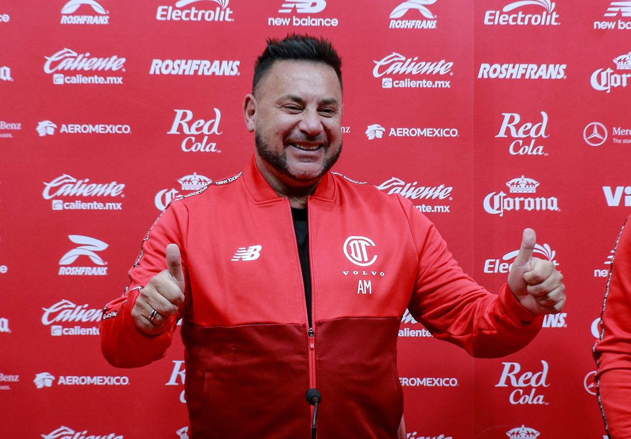 Imagen Sonrisa amplia, pulgares para arriba. Mohamed está feliz en Toluca.