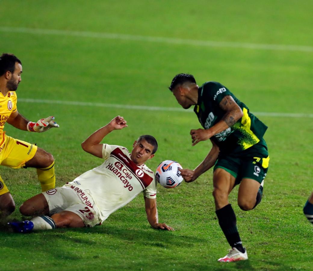 Imagen Definición 5 estrellas de Walter Bou para poner el segundo de Defensa, tras un centro de Gallardo. Foto: Gustavo Ortiz