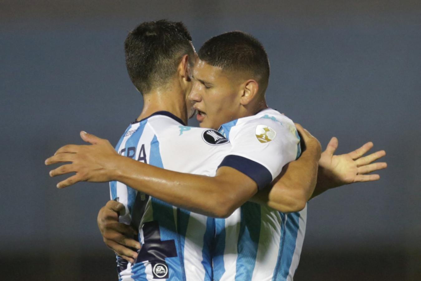 Imagen Racing se abraza a un empate valioso, en el epílogo del partido y con un hombre menos. Foto: Matilde Campodonico / POOL / AFP