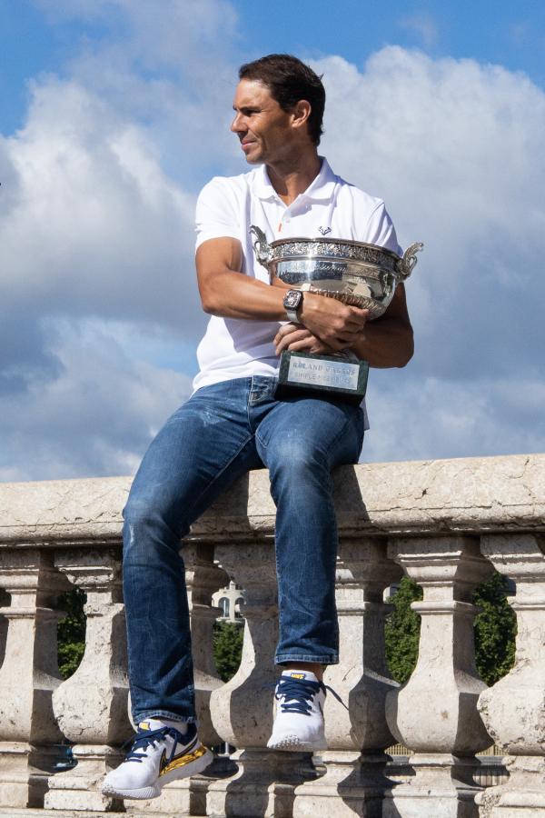 Imagen Rafael Nadal, con la Copa de los Mosqueteros al borde del Río Sena.