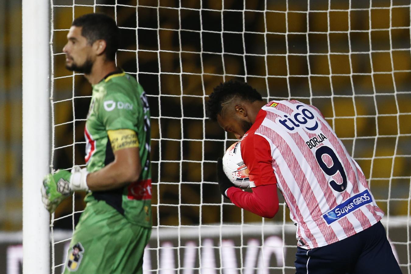 Imagen Borja besa la pelota tras anotar de penal. Su tanto no sirvió de mucho.