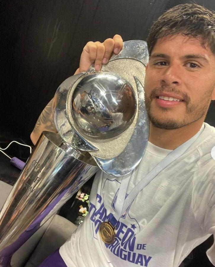 Imagen Agustín Sant'anna muestra orgulloso la Copa Uruguay obtenida con Defensor Sporting, su último club en el país vecino.