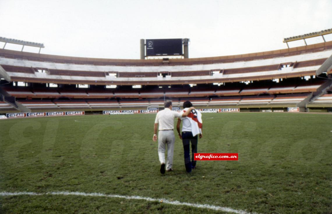 Imagen El Monumental es el escenario de este momento emotivo para el hincha de River, que puede ver como un ídolo apadrina a un joven que recién comenzaba su carrera.