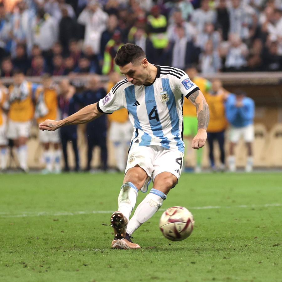 Imagen La mirada para un lado, el remate para el otro. El engaño y el gol histórico. Foto: FIFA