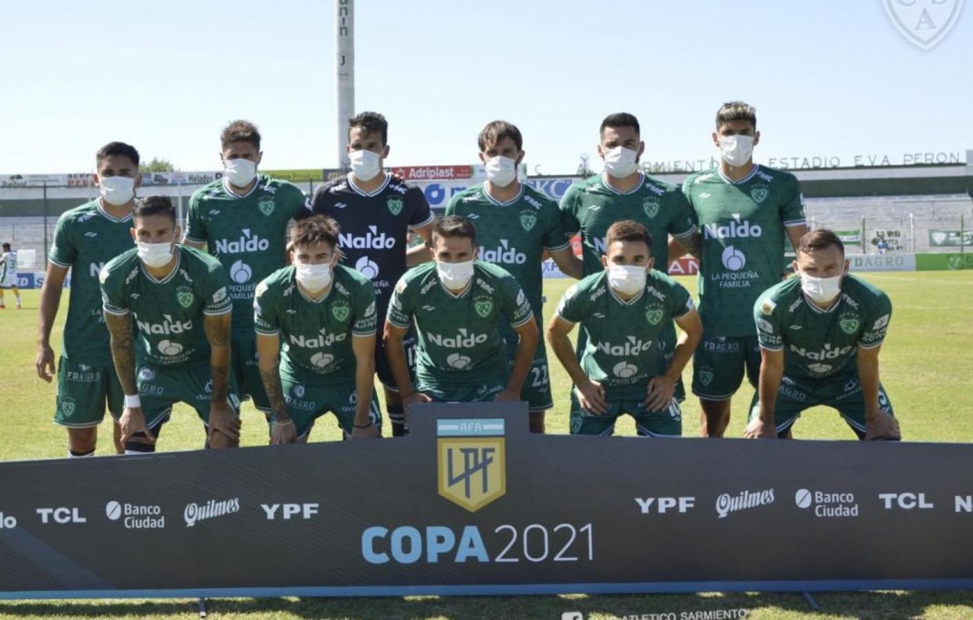 Imagen El equipo de Sarmiento posó con barbijo (@CASarmientoOf)