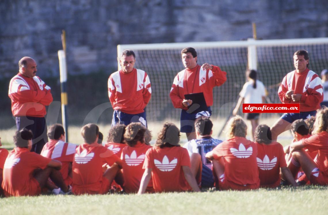 Imagen Luego de su paso como DT de Independiente, se fue a Racing, donde dirigió en 1995/96. Años más tarde dirigió a otro grande, fue a Boca Juniors en 2004.